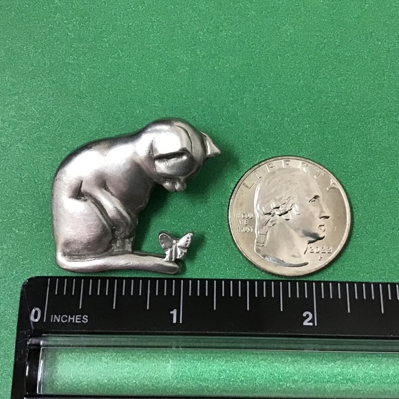 Vintage Pewter Cat with Butterfly Brooch Pin - Picture 2 of 11
